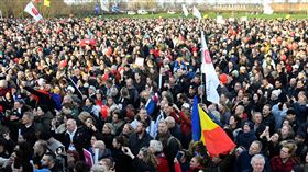 荷蘭再掀反防疫示威 數千人違規聚首都抗議封鎖令 （圖／路透社／達志影像）