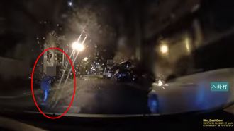8歲童突竄出馬路！駕駛來不及閃撞上