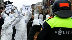 荷蘭民眾抗議防疫管制上街頭　與警察爆發衝突（圖／路透社／達志影像）