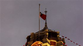 總統府元旦升旗  喜迎2022年「中華民國111年元旦總統府升旗典禮」1日舉行，憲兵於凌晨拉起總統府中央塔樓的國旗，為新的一年揭開序幕。中央社記者鄭清元攝  111年1月1日