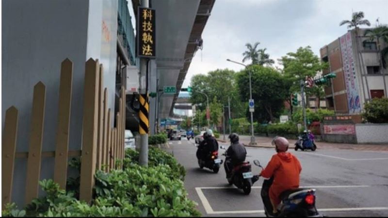 鄭州西寧北路口　這些違規全都抓