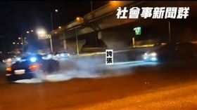 彰化芳苑交流道，橘色BMW轎車，路口燒胎甩尾，繞圈競速，360度大甩尾 (圖／翻攝自記者爆料網)