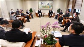 行政院長蘇貞昌今（3）日上午召開擴大防疫會議。（圖／行政院提供)