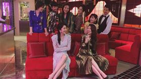 《華燈初上》眾小姐們當中，胡瑋杰（右）是唯一同框男演員。（圖／翻攝自郭雪芙IG）