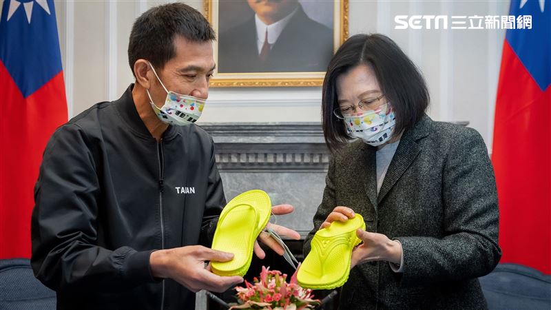 小英新年第一組賓客：人字拖超馬選手
