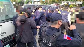 松聯幫主彭世琦（左）辱罵警員遭到逮捕送辦。（圖／翻攝畫面）