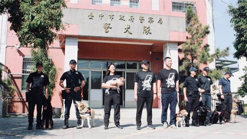 無預警遭撤換！中警4領犬員含淚告別