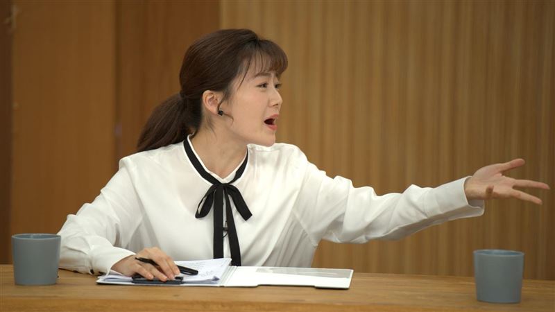 楊小黎變潑辣政客　揪人夫私下比舌技