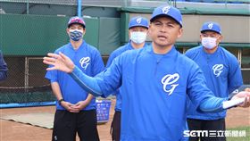 富邦悍將首席教練黃泰龍。（圖／記者王怡翔攝影）