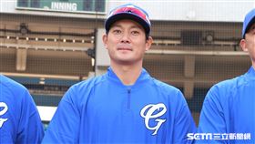 詹智堯穿上富邦悍將球衣，新球季擔任球員兼教練。（圖／記者王怡翔攝影）