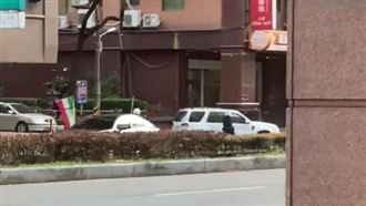 新／轎車拒檢加速逃　板橋警連開6槍