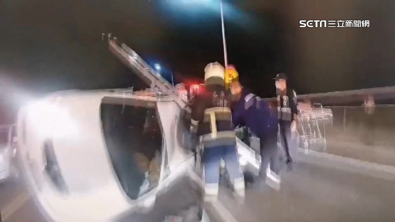 三車追撞側翻　女駕驚喊：我媽在車裡
