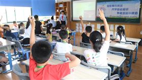 中國祭出雙減政策　補教業恐步入寒冬中國中央政府24日發布義務教育「雙減」政策，對校外培訓機構祭出多項嚴格監管，此舉恐讓廣大的中國補教業步入寒冬。圖為19日，浙江杭州的一個官辦暑托班，宣稱為家長緩解小學生暑假「看護難」的問題。（中新社提供）中央社　110年7月24日