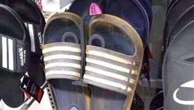  文明人不偷不搶！他髒鞋掛鞋店換新的（圖／翻攝自爆廢公社公開版臉書）