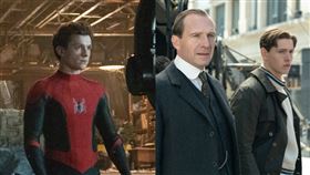《金牌特務：金士曼起源》雷夫范恩斯、哈里斯迪金森。（圖／迪士尼提供）、蜘蛛人湯姆霍蘭德。（圖／索尼提供）
