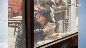 侯貼獨自吃飯照　網笑：自己吃怎拍照