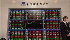 蔡英文視察「台灣證券交易所」。（圖／總統府提供）