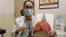 醫師謝逸安表示，氣胸成因為肺臟的肺泡破裂，使空氣透過破口進入肋膜腔內，造成肺臟被空氣壓迫，出現部分或完全塌陷。（圖／亞大醫院提供）