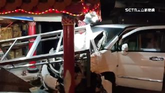 疑誤踩油門　翁暴衝土地公廟撞飛香爐