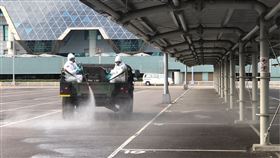 國軍化學兵群桃園機場消毒（2）中央流行疫情指揮中心3日晚間公布，一名在桃園國際機場擔任清潔人員的本國籍40多歲女性確診COVID-19，國軍三三化學兵群4日上午前往桃機停車場進行消毒。中央社記者吳睿騏桃園機場攝  111年1月4日