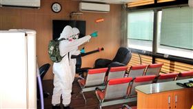 國軍化學兵群桃園機場消毒（3）中央流行疫情指揮中心3日晚間公布，一名在桃園國際機場擔任清潔人員的本國籍40多歲女性確診COVID-19。陸軍三三化學兵群4日上午前往桃機展開清消，主要範圍是桃園機場第2航廈P3停車場的平面，以及計程車駕駛的休息室還有廁所、電梯等部分。中央社記者吳睿騏桃園機場攝  111年1月4日