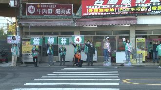林靜儀路口拜票　中二鄉親熱情回應