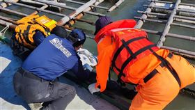 嘉義東石濱海橋落水工人  頭七被家屬尋獲（1）嘉義縣東石鄉網寮村台61線濱海橋日前發生30歲廖姓男工人搭設施工架時落水失蹤，4日是廖男落水第7天，家屬加入搜尋，在濱海橋附近蚵棚下發現廖男，消防人員協助打撈上岸。（嘉義縣消防局提供）中央社記者蔡智明傳真  111年1月4日