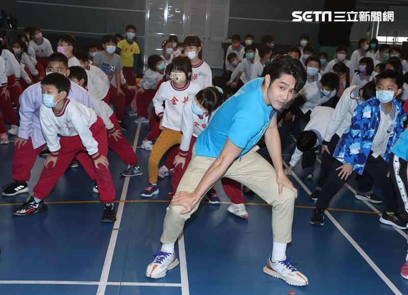 胡宇威擔任「樂動150，想動就動GO推廣大使，得知自己在紐約的妹夫和3歲的姪女染疫」，讓他憂心感嘆「滿複雜的心情」。（記者邱榮吉/攝影）