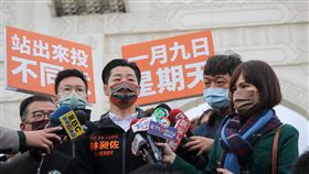 林昶佐鐵馬掃街  林飛帆相挺（2）無黨籍立委林昶佐（中）4日舉辦「破風前行，終結罷林，單車大掃街」活動，民進黨副祕書長林飛帆（左2）等出席相挺。中央社記者裴禛攝  111年1月4日