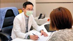 一名39歲的上班族陳小姐，近來月經量變得較少且週期紊亂不規則，原本以為是懷孕，但就醫才發現自己已經初老。圖為示意圖非當事患者。（圖／蘇俊源醫師提供）