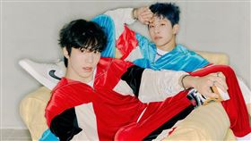 ASTRO隊長兼主Rapper的JINJIN（後）和擔任主舞的ROCKY組第二個子團。（圖／CL Creative & Entertainment 提供）