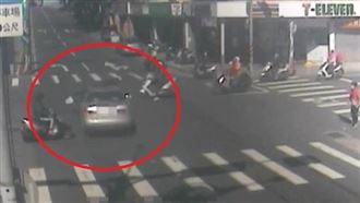 洗腎婦闖紅燈撞5車　驚悚畫面曝光