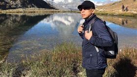 苦苓在臉書貼出一張兒時照片，並說「很早很早以前就長得像個老頭兒…」（圖／翻攝自苦苓臉書）