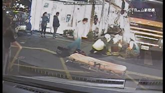 8旬老婦倒垃圾　慘遭垃圾車輾壓車底