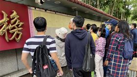 高普考放榜  考生看榜109年度高普考6日放榜，受武漢肺炎疫情影響，考選部取消「點榜」儀式，只在公告欄貼出榜單，許多考生、家長到現場看榜。中央社記者陳俊華攝  109年10月6日