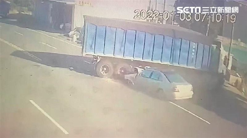 賓士插入聯結車1死　驚悚撞擊畫面曝