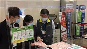 陳時中指揮官協同醫療應變組王必勝副組長等人至桃園機場實地進行入境旅客動線勘查，並即刻成立前進指揮所，統籌指揮相關防疫工作。（中央流行疫情指揮中心提供）