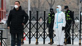 西安男子發病求隔離遭拒  一家6口全確診中國西安市防疫亂象不斷。當地一名男子上月21日發病後，一再請求官方把他送去隔離治療卻接連遭拒，因此被關在家6天，最後一家6口全部確診。圖為西安被封管的一個社區大門口。（中新社提供）中央社 111年1月4日