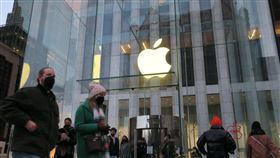 蘋果市值衝破3兆美元關卡  全美第一家蘋果公司市值3日一度衝破3兆美元關卡，成為首家實現此一成就的美國企業。圖為2021年12月23日曼哈頓第五大道蘋果直營店外觀。中央社記者尹俊傑紐約攝  111年1月4日