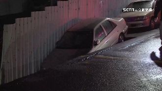 北市路塌下陷　轎車墜1.5米深坑洞