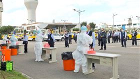 清潔員確診  防疫小黃司機篩檢完成（2）桃園國際機場防疫車輛停車場1名女清潔員確診，召回防疫計程車司機篩檢作業4日中午已完成，下午將安排桃機及女清潔員所屬信實集團的員工採檢。中央社記者吳睿騏桃園機場攝  111年1月4日