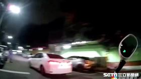 北市邱男開車拒檢逃逸，卻自撞路旁轎車遭逮。（圖／翻攝畫面）