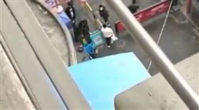 西安封城10天「沒食物餓傻」！男子出門買饅頭　慘遭圍毆（圖／翻攝自微博關注三秦）