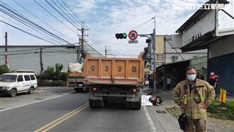 機車倒下2女噴進大車底⋯不幸喪命