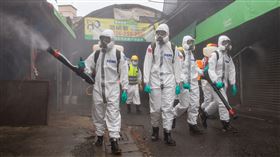 國軍33化學兵群與桃園市府防疫消毒大隊擴大忠貞市場及周邊大範圍消毒防疫。（圖／軍聞社提供）