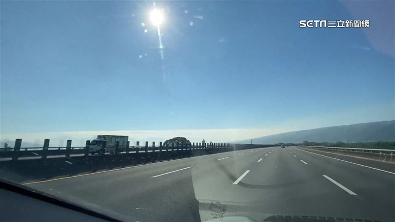國道驚見海！藍天搭高積雲似浪波動