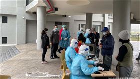 ▲今（5）日桃園機場前進指揮所王必勝指揮官視察桃園三社區採檢站採檢情形，場地狀況良好。（圖／中央流行疫情指揮中心提供）