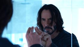 基努李維回歸主演《駭客任務：復活》中的男主角尼歐。（圖／華納兄弟提供）