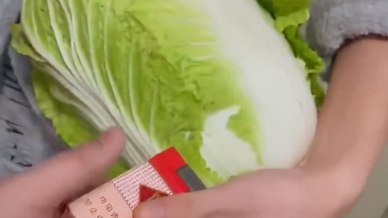 西安封城沒飯吃　他用2包菸換大白菜