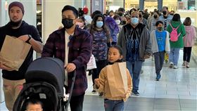 美國耶誕假期商場購物人潮美國耶誕假期到來，儘管Omicron變異株擴大傳染，COVID-19確診數飆升，百貨商場仍然出現購物人潮，民眾戴口罩風氣普及。中央社記者林宏翰洛杉磯攝 110年12月25日